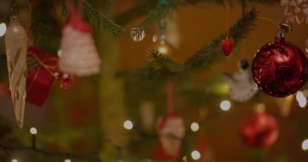 różne dekoracje choinkowe bożonarodzeniowe piłki - Materiał filmowy, wideo