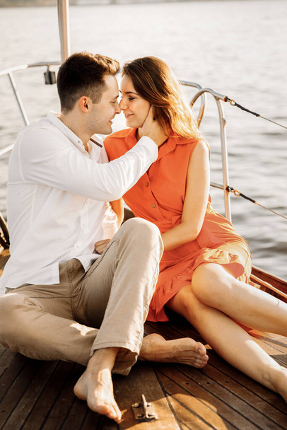 Šťastný pár na jachtě v létě slaví líbánky. Kvalitní fotografie - Fotografie, Obrázek