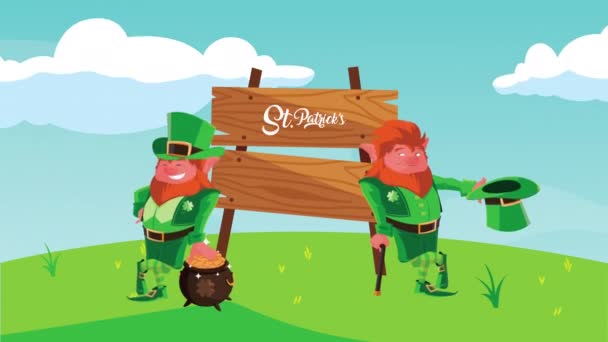 szczęśliwy święty Patricks dzień litery w drewnianej etykiecie z postaciami leprechauns - Materiał filmowy, wideo
