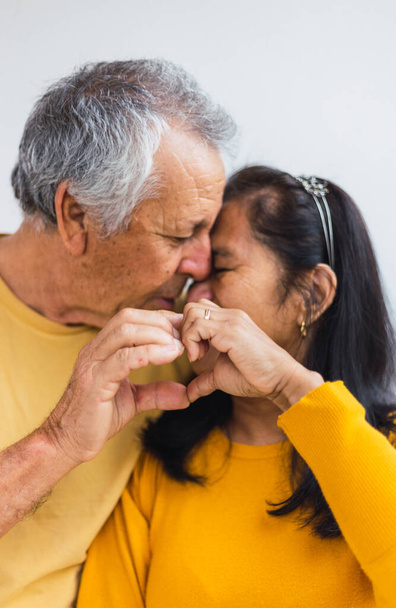 Alte Ehe macht ein Herz und küsst - Foto, Bild