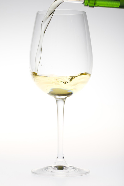 Verre à vin avec vin blanc
 - Photo, image