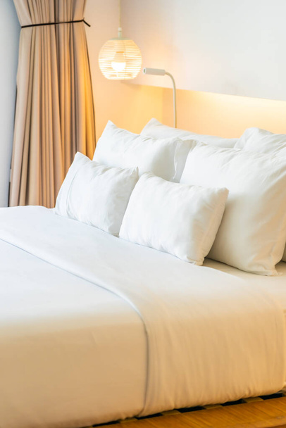 Almohada blanca y manta en la decoración de la cama interior del dormitorio - Foto, Imagen