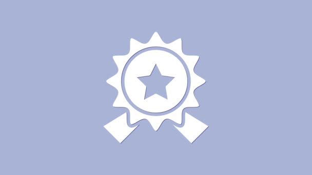 Fehér Medál csillag ikon elszigetelt lila háttér. Győztes teljesítmény jel. Kitüntetés. 4K Videó mozgás grafikus animáció - Felvétel, videó