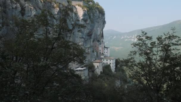 Wallfahrtsort Madonna della Corona, ein symbolträchtiger Ort in Norditalien - Filmmaterial, Video