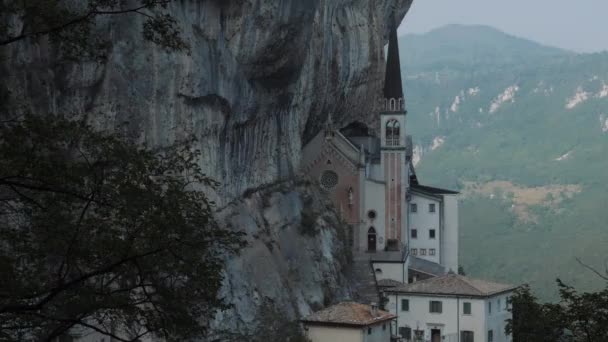 Wallfahrtsort Madonna della Corona, ein symbolträchtiger Ort in Norditalien - Filmmaterial, Video