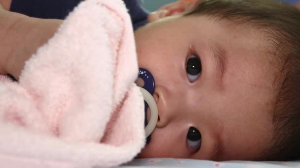 8 aylık Çinli bir çocuğun emziğinin etrafında oynaması. - Video, Çekim