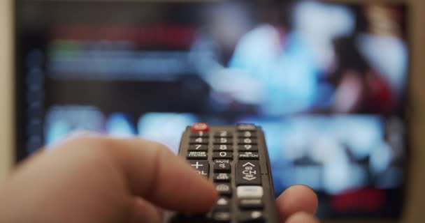 Utilisation de la télécommande Smart TV pour le streaming et regarder des vidéos sur la télévision moderne - Séquence, vidéo