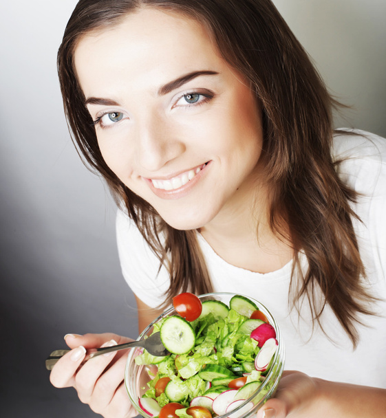 Tyttö salaatti valkoisella taustalla
 - Valokuva, kuva