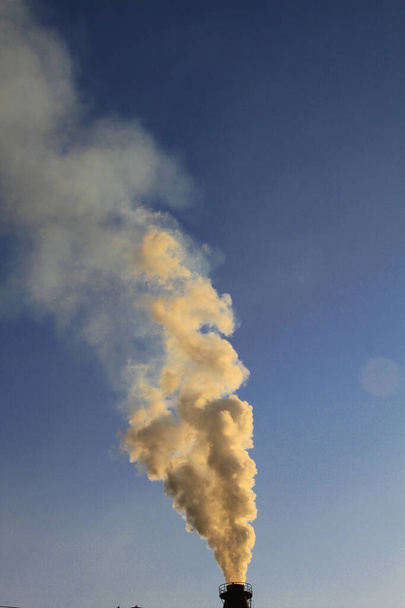 заводський димохід і дим
 - Фото, зображення