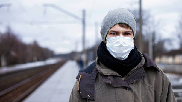 Mężczyzna w masce medycznej, blokada świata, pandemia koronawirusa - Zdjęcie, obraz