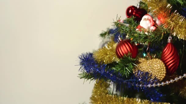 μέρος της στολισμένο χριστουγεννιάτικο δέντρο - λευκό φόντο - Πλάνα, βίντεο