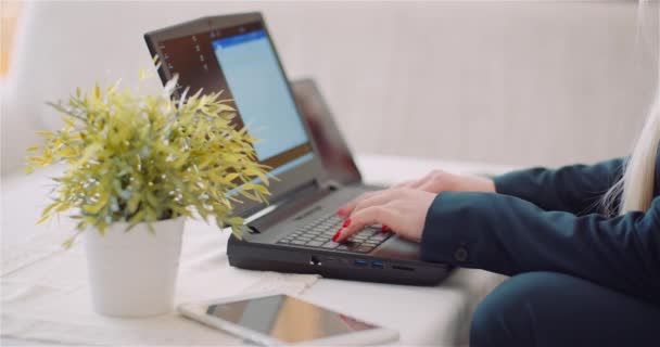 Femme d'affaires faisant le travail de bureau à domicile sur l'ordinateur portable. Femme écrivant l'email sur l'ordinateur portable. - Séquence, vidéo