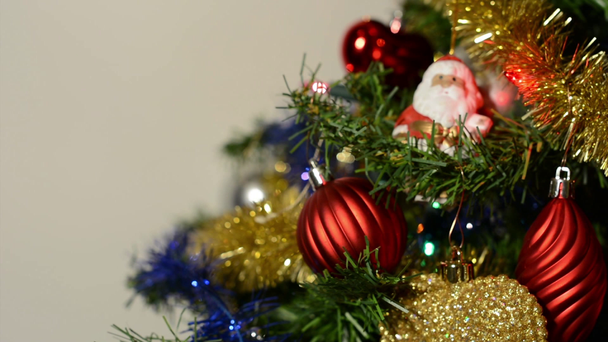 süslü Noel (garnit¸rlerinin) - ağaç beyaz arka planın parçası - Video, Çekim