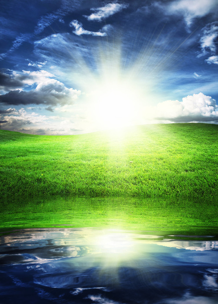Зеленое поле под голубым небом - Фото, изображение