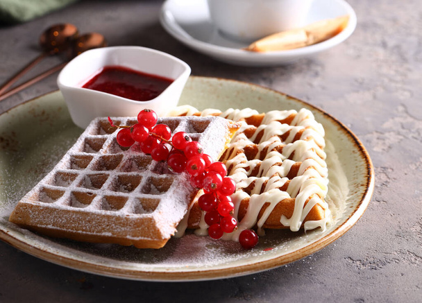 deliciosos gofres belgas con bayas para el desayuno en un plato - Foto, imagen
