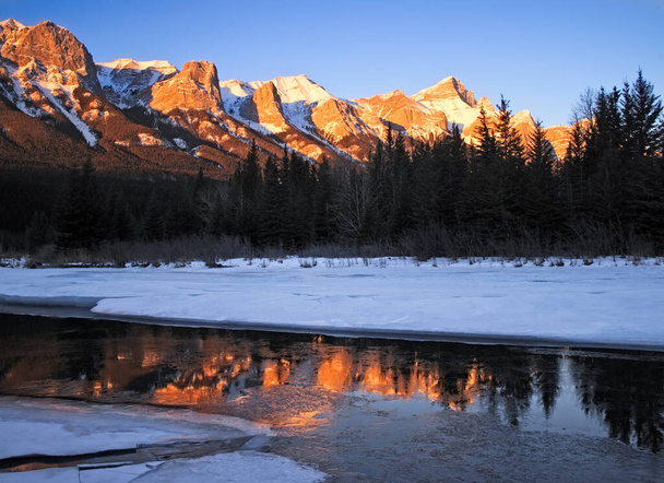 Mount Rundle et la rivière Bow en hiver à partir de Canmore, Alberta - Photo, image