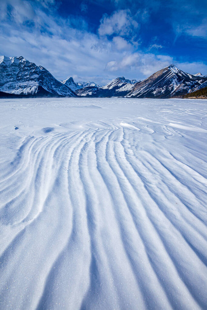 Lago Kananaskis Superior Congelado en las Rocosas Canadienses - Foto, imagen