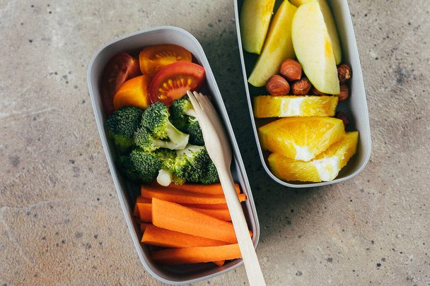 Pudełka na lunch z warzywami i owocami. Pyszna koncepcja zrównoważonej żywności. Koncepcja zdrowego stylu życia. Widok z góry - Zdjęcie, obraz