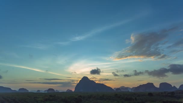 time lapse alba sopra l'arcipelago Samed Nang Chee punto di vista è punto di riferimento popolare nella provincia di Phang Nga Thailandia.Quando si è in montagna si possono vedere un sacco di isole nel mare delle Andamane - Filmati, video