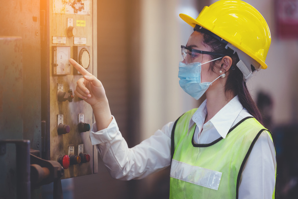 Női ipari üzem táblagéppel a kezében, Mérnök keres dolgozik ipari gépek telepítése a gyárban. - Fotó, kép