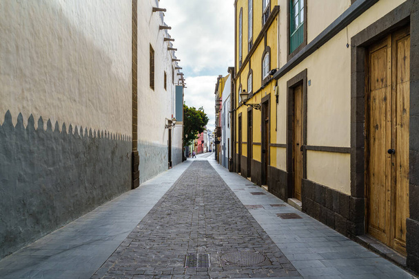 δρόμος με παλιά, γραφικά και γοητευτικά σπίτια σε φωτεινά χρώματα στην πόλη της Las Palmas de Gran Canaria. Κανάριοι Νήσοι. Ισπανία. - Φωτογραφία, εικόνα