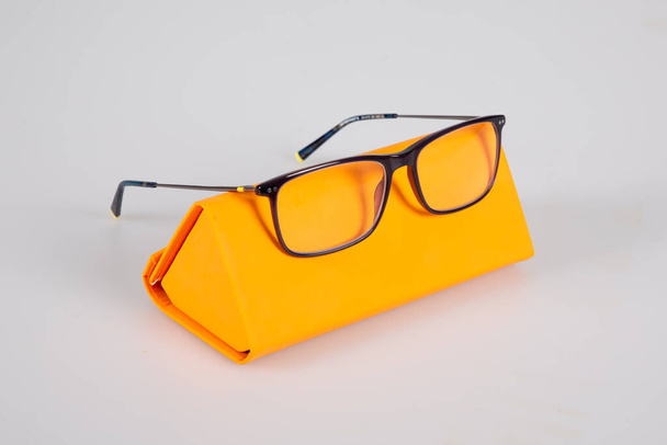futerał z nowymi optycznymi nowoczesnymi okularami medycznymi pomarańczowy design box na okulary izolowane na szarym tle - Zdjęcie, obraz