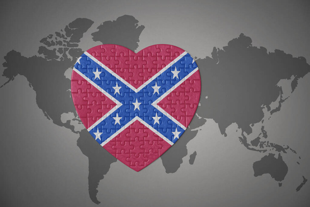 serce puzzle z konfederackim jack flagi stanu na tle mapy świata. 3D ilustracja - Zdjęcie, obraz