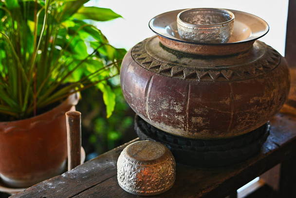 Tarro de barro utilizado para beber agua al estilo tradicional tailandés. - Foto, imagen