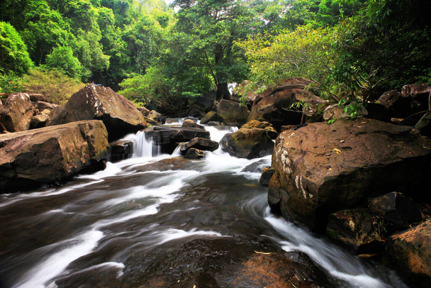 Водопад Тат Тон в районе национального парка Тат Тон является популярным туристическим направлением в провинции Чайяпхум, Таиланд. - Фото, изображение