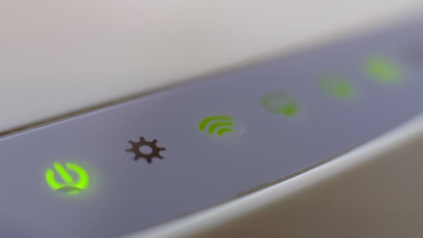 Il router Wi-Fi lampeggia luci verdi in una stanza buia. - Filmati, video