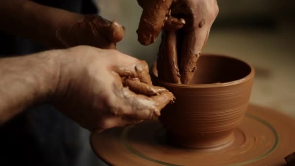Femme utilisant la roue des potiers en poterie. Masters fabrication de produits faits à la main - Séquence, vidéo