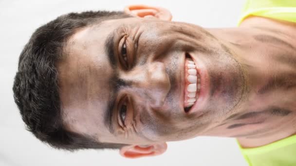 Mieszane Race Guy z brudnej twarzy w pracy Cape uśmiecha śnieżnobiały uśmiech przed kamerą - Materiał filmowy, wideo
