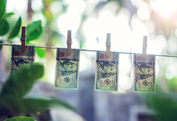 Billets en dollars américains accrochés à la corde pour le blanchiment d'argent conept - Photo, image