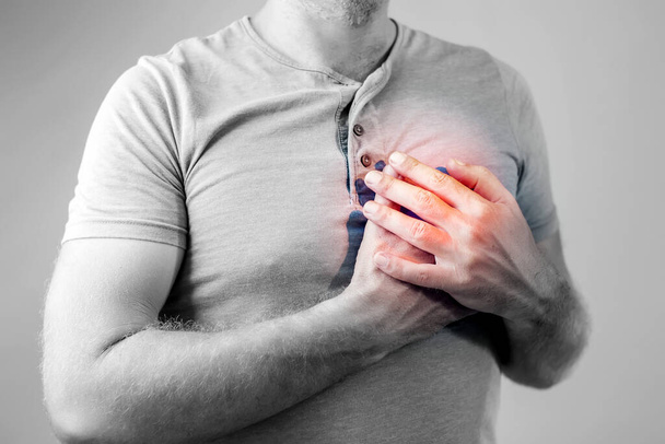 Homem adulto com ataque cardíaco ou doença de queimadura cardíaca, conceito de saúde e medicina - Foto, Imagem
