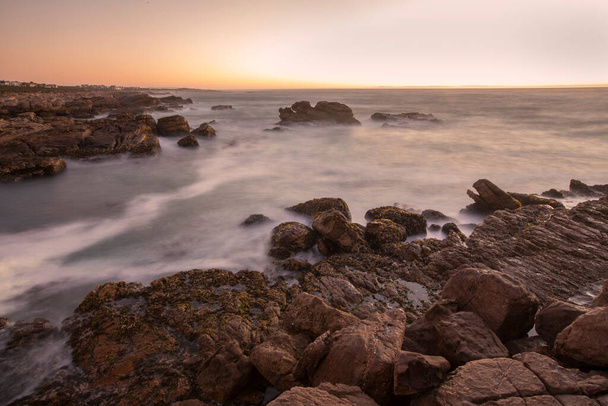 Een zeegezicht met slow motion wazig op de golven en bewegend water, Lambert 's Bay, Western Cape, Zuid-Afrika - Foto, afbeelding
