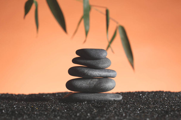 zen πέτρα έννοια: συσσωρευμένες πέτρες και ένα κλαδί μπαμπού με χώρο αντίγραφο για το κείμενό σας - Φωτογραφία, εικόνα
