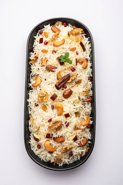 Kasmíri pulao basmati rizs főtt fűszerek és ízesített sáfrány és száraz gyümölcsök - Fotó, kép