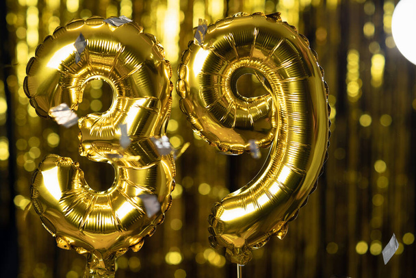 Золоте число 39 тридцять дев'ять зроблено з надувної повітряної кулі на жовтому тлі. Один з повних наборів чисел. День народження, ювілей, концепція дати
 - Фото, зображення