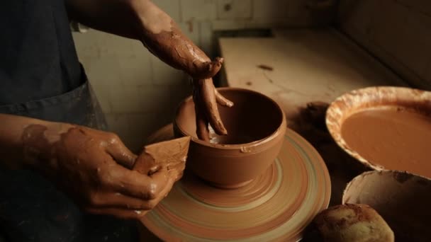 Onbekend meisje werkt met natte klei in aardewerk. Vrouw beeldhouwen klei pot - Video