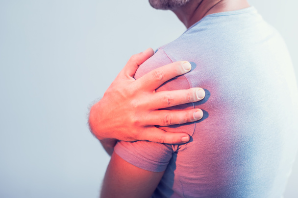 Κοντινό πλάνο του ανθρώπου με πόνο στον ώμο ή τον αυχένα του πόνου σε λευκό φόντο, έννοια της υγείας - Φωτογραφία, εικόνα