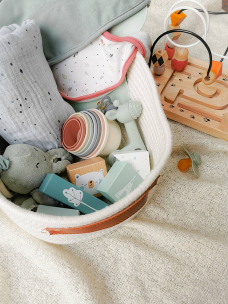 ブロック、歯のおもちゃなどの柔らかい性別中立色のおもちゃで赤ちゃんのシャワーのためのギフトセット...ジェンダー中立子育ての概念. - 写真・画像