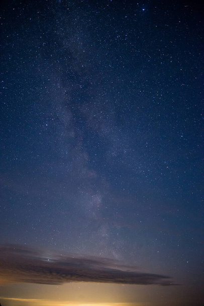 Panorama modrá noční obloha mléčná dráha a hvězda na tmavém pozadí.Vesmír plný hvězd, mlhoviny a galaxie s hlukem a obilím. - Fotografie, Obrázek