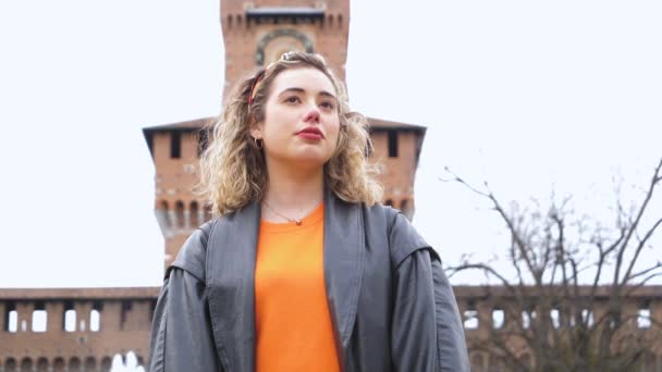 Кавказька горда успішна жінка на вулиці посміхається камера сильна і незалежна в місті - Кадри, відео