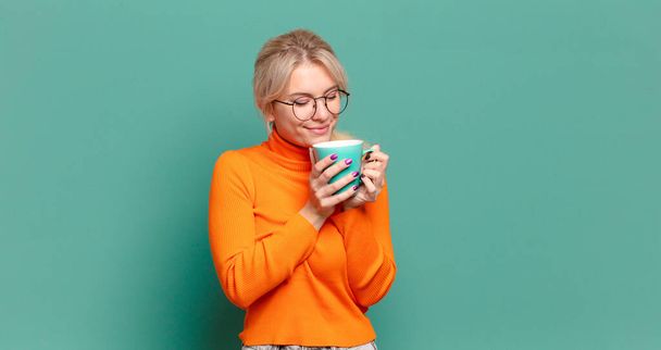 blonde pretty woman with a coffee or tea cup - Zdjęcie, obraz