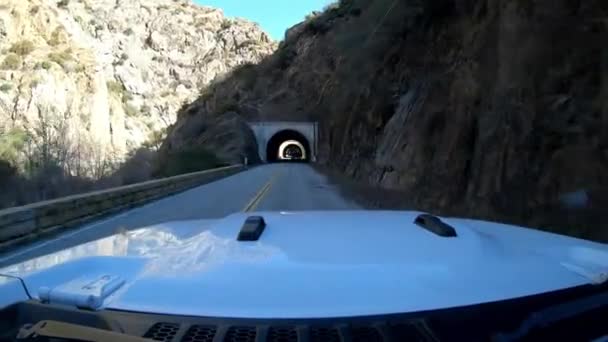 Ajo läpi tunnelin purkaminen Mountain Raod Dashcam POV - Materiaali, video