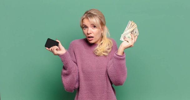 blonde pretty woman with bills - Foto, afbeelding
