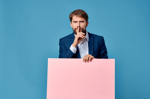 Fröhlicher Geschäftsmann im Anzug rosa Attrappe Poster Manager-Werbung - Foto, Bild
