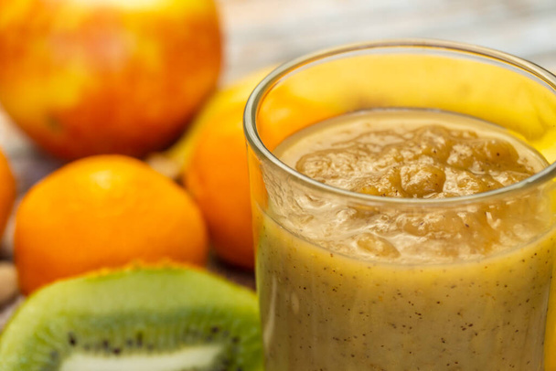 Arındırılmış gıda sağlıklı yaşam tarzı içer: Sağlıklı diyet. Taze meyve suyu bardağını kapat. Seçici odak - Fotoğraf, Görsel