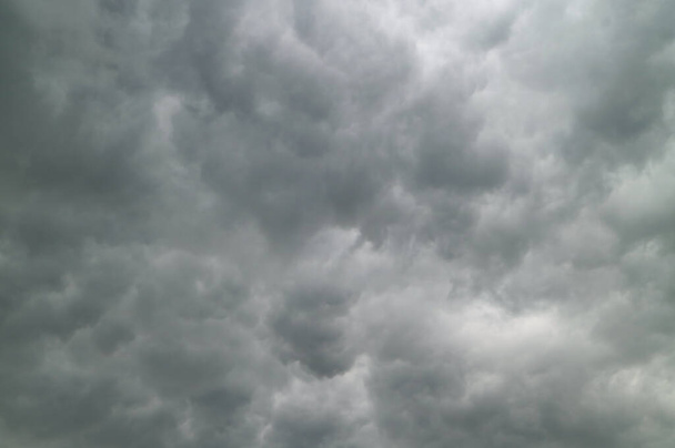 Δραματικά σκούρα γκρι θυελλώδη σύννεφα πριν από τη βαριά βροχή - Φωτογραφία, εικόνα