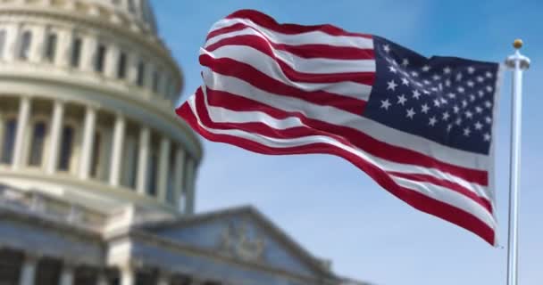 Американский флаг на фоне Капитолийского холма США - Кадры, видео